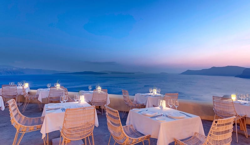 MYSITQUE SANTORINI - CHARISMA RESTAURANT BY NIGHT